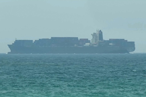 Image extraite d'une séquence vidéo d’AFPTV, le 12 juillet 2026, montrant un navire au mouillage près du détroit d’Ormuz, au large de la côte orientale des Émirats arabes unis, à Khor Fakkan