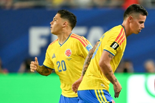 James Rodriguez (derecha) sustituido por Juan Quintero en el partido entre Colombia y Portugal en Miami el 27 de junio de 2026