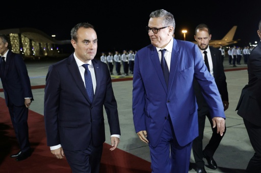 Le Premier ministre français Sébastien Lecornu (g) accueilli par le Premier ministre marocain Aziz Akhannouch à son arrivée à l'aéroport de Rabat-Salé, le 15 juillet 2026 à Rabat, au Maroc — Abdel Majid BZIOUAT / AFP