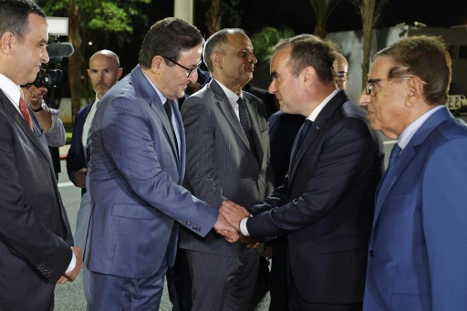 Le Premier ministre français Sébastien Lecornu (2e d) salué par le ministre marocain des Transports et de la Logistique, Abdessamad Kayouh, à son arrivée à l'aéroport de Rabat-Salé, le 15 juillet 2026 à Rabat, au Maroc — Abdel Majid BZIOUAT / AFP