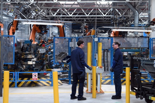 Dos empleados trabajan en la planta de Ford en Almussafes, cerca de la ciudad española de Valencia, el 23 de julio de 2026, día en que se presentó el proyecto de una empresa conjunta entre Ford y Geely — José Jordán / AFP
