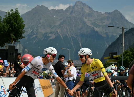 Los compañeros de equipo en el UAE Team, el esloveno Tadej Pogacar (derecha) y el mexicano Isaac Del Toro (izda.) al inicio de la 20ª etapa del Tour de Francia, en Le Bourg-d'Oisans, el 25 de julio de 2026 — Jeff PACHOUD / AFP