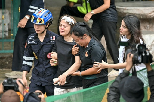 Adolescente mata avós, alunos e professores na Tailândia