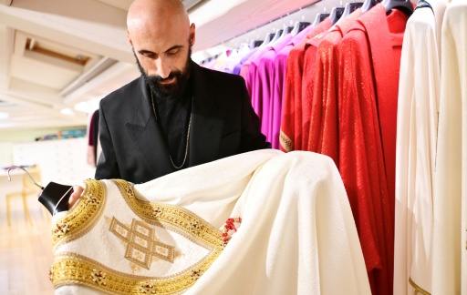 El "modisto de lo sagrado" que ha vestido a tres papas