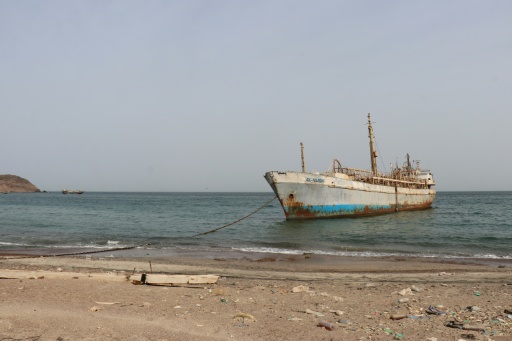 Un bateau à l'ancrage sur une plage du détroit de Bab el-Mandeb en mer Rouge, sur la côte sud-ouest du Yémen, le 24 juillet 2026 — Khaled ZIAD / AFP