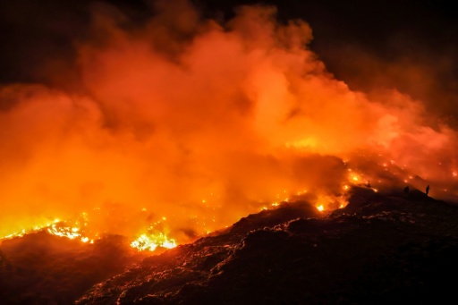 Un incendie fait rage à Rasau Jaya, dans le district de Kubu Raya, dans la province indonésienne de Kalimantan occidental située sur l'île de Bornéo, le 6 août 2026 — DITO / AFP