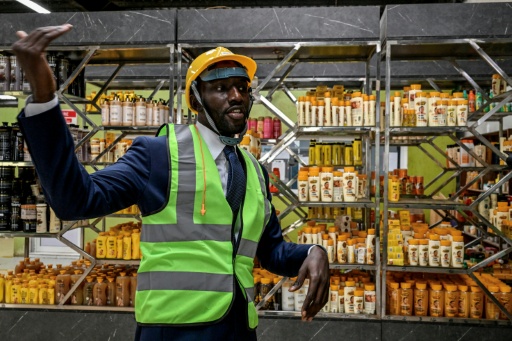 Fodé Yattabaré, PDG de Kaera, s'exprime lors d'une interview dans l'usine de fabrication de cosmétiques de cette entreprise, située dans la zone industrielle de Yopougon, en périphérie d'Abidjan, capitale économique de la Côte d'Ivoire, le 7 juillet 2026 — Issouf SANOGO / AFP