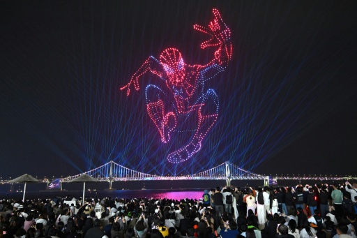 1.500 drones forment la silhouette de Spider-Man lors d'un spectacle lumineux organisé sur la place de Gwangalli à Busan, le 2 mai 2026 — Jung Yeon-je / AFP
