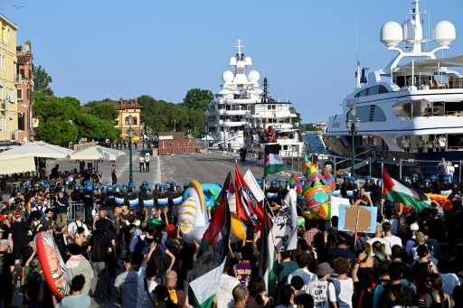 Manifestantes protestam em Veneza por chegada de megaiate de embaixador dos EUA