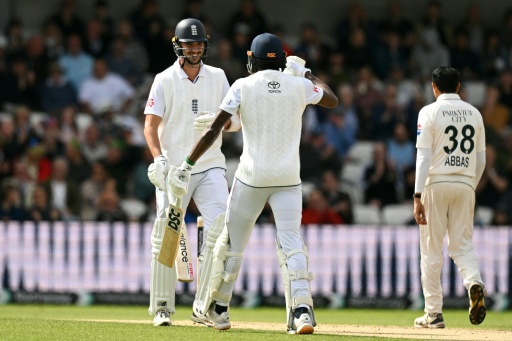 England's Josh Tongue (L) celebrates with Jofra Archer (C) having hit a boundary in the first Test against Pakistan at Headingley — Oli SCARFF / AFP