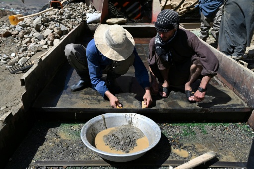 Des mineurs afghans extraient de l'or dans la zone de Shiwa, en Aghanistan, le 28 juillet 2026 — Wakil KOHSAR / AFP