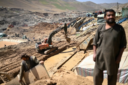 Des mineurs afghans travaillent sur une montagne, dans la zone de Shiwa, en Afghanistan, le 28 juillet 2026 — Wakil KOHSAR / AFP