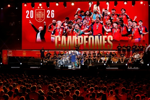 Rodri (centro) habla a los hinchas en el escenario de la plaza de Cibeles de Madrid, en los festejos de España por su título en el Mundial. En Madrid, el 20 de julio de 2026 — Oscar DEL POZO / AFP