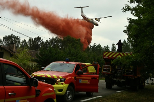 Le feu "stable" pour l'heure dans les Landes, priorité donnée aux attaques au sol