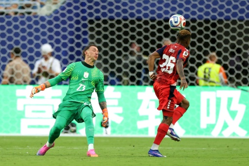 El delantero de Cabo Verde Helio Varela marca el segundo gol de su equipo ante el portero de Uruguay, Fernando Muslera, durante el partido de fútbol del Grupo H de la Copa Mundial de 2026 entre Uruguay y Cabo Verde en el Miami Stadium de Miami Gardens, el 21 de junio de 2026 — PATRICIA DE MELO MOREIRA / AFP