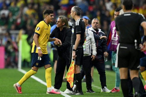 El entrenador argentino de Ecuador, Sebastián Beccacece, estrecha la mano del defensa ecuatoriano Piero Hincapié mientras este abandona el campo tras recibir una tarjeta roja durante el partido de dieciseisavos de final de la Copa Mundial de 2026 entre México y Ecuador, disputado en el Estadio de la Ciudad de México el 30 de junio de 2026 — CARL DE SOUZA / AFP