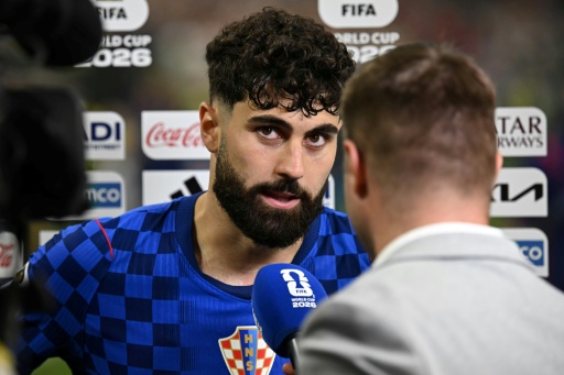 El defensa de Croacia, Josko Gvardiol, habla con los medios de comunicación tras el partido de fútbol del Grupo L de la Copa Mundial de 2026 entre Inglaterra y Croacia, disputado en el Dallas Stadium de Arlington el 17 de junio de 2026 — Paul ELLIS / AFP