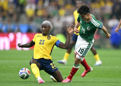 El centrocampista ecuatoriano Moisés Caicedo disputa el balón durante el partido de dieciseisavos de final de la Copa Mundial de 2026 entre México y Ecuador, en el Estadio de la Ciudad de México, el 30 de junio de 2026 — Yuri CORTEZ / AFP
