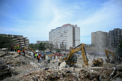 Des équipes de secours et des bénévoles recherchent des corps parmi les décombres d’un immeuble effondré à Caraballeda, au Venezuela, le 3 août 2026. — Federico PARRA / AFP