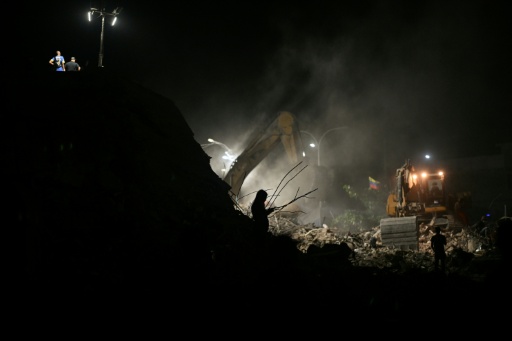Même la nuit, bénévoles et secouristes travaillent sur les sites du doublé-séisme — Juan BARRETO / AFP