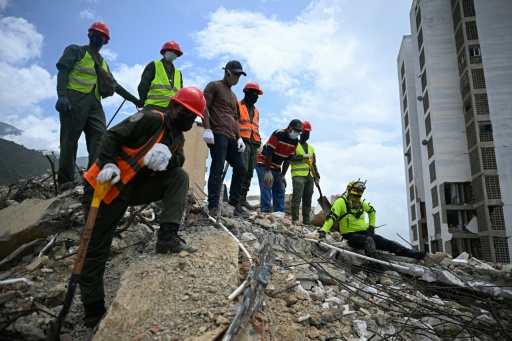 Des équipes de secours et des bénévoles recherchent des corps parmi les décombres d’un immeuble effondré à Caraballeda, au Venezuela, le 3 août 2026. — Federico PARRA / AFP