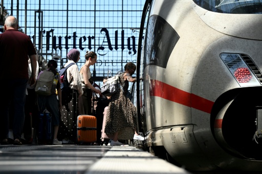 New German transport chief gets taste of train chaos