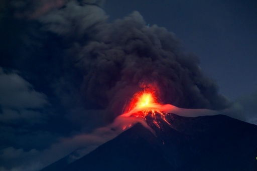 Más de 1.700 evacuados por potente erupción del volcán de Fuego en Guatemala