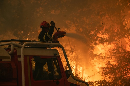 Photographie prise le 24 juillet 2026 par le caporal-chef Damien Rembert du SDIS33 montrant des pompiers luttant contre le feu près de Saumos et de Sainte-Hélène, au nord-ouest de Bordeaux — Handout / AFP