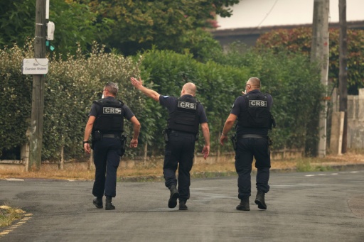 Des CRS patrouillent dans la commune de Saint- -Médard-en-Jalles, près de Bordeaux, où un ordre d'évacuation a été émis en raison des feux de forêts, le 25 juillet 2026 — ROMAIN PERROCHEAU / AFP