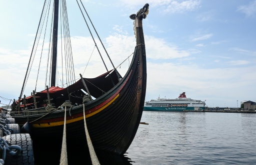 El Draken Harald Harfagre, barco utilizado en la película La Odisea, atracado frente a la Ópera de Oslo en la capital de Noruega, el 14 de agosto de 2026 — Jonathan KLEIN / AFP