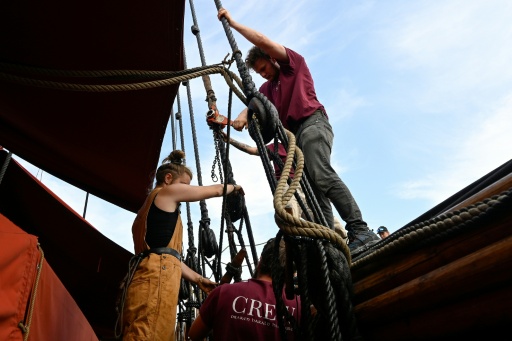 Tripulantes del barco Draken Harald Harfagre, utilizado en La Odisea, trabajan a bordo mientras está atracado en Oslo, Noruega, el 14 de agosto de 2026 — Jonathan KLEIN / AFP