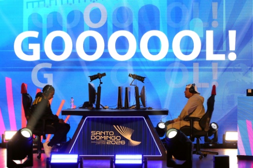 El colombiano Ángel García (izq.) y el panameño Jhonnatan Mora se miden en la competición de eSports de los Juegos Centroamericanos y del Caribe, en Santo Domingo, el 6 de agosto de 2026 — Shenny Ester Vasquez Rosario / AFP