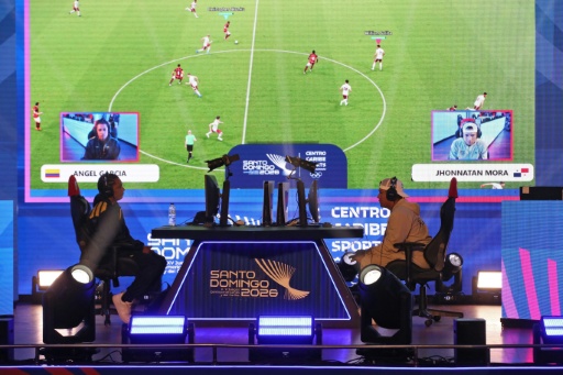 El colombiano Ángel García (izq.) y el panameño Jhonnatan Mora se miden en la competición de eSports de los Juegos Centroamericanos y del Caribe, en Santo Domingo, el 6 de agosto de 2026 — Shenny Ester Vasquez Rosario / AFP