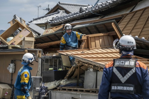Des équipes de secours interviennent sur le site d’une maison endommagée lors du séisme du 28 juillet, à Yatsushiro, dans la préfecture de Kumamoto, Japon, le 30 juillet 2026 — Yuichi YAMAZAKI / AFP