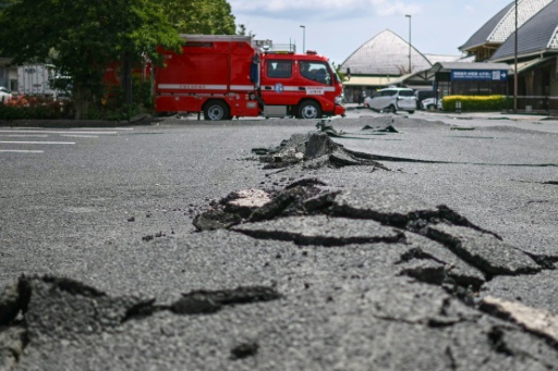 Une route fissurée à Hikawa, dans la préfecture de Kumamoto, le 30 juillet 2026 après le séisme qui a frappé le sud-ouest du Japon le 28 juillet — Philip FONG / AFP