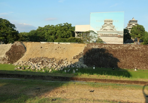 Les murailles de pierre effondrées du château de Kumamoto sont visibles après un séisme, dans la ville de Kumamoto, le 28 juillet 2026 — JIJI PRESS / AFP