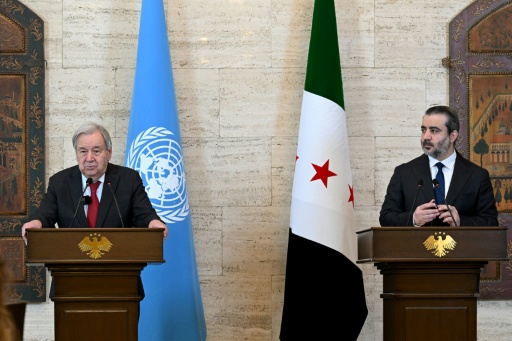 Le secrétaire général de l'ONU, Antonio Guterres (G), et le ministre syrien des Affaires étrangères, Assaad al-Chaibani (D), lors d'une conférence de presse le 25 juillet 2026 à Damas — LOUAI BESHARA / AFP