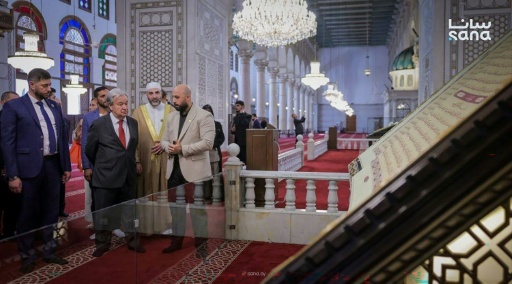Photo fournie par l'agence de presse syrienne Sana le 25 juillet 2026 montrant le secrétaire général de l'ONU, Antonio Guterres, lors d'une visite à la mosquée des Omeyyades à Damas — - / AFP