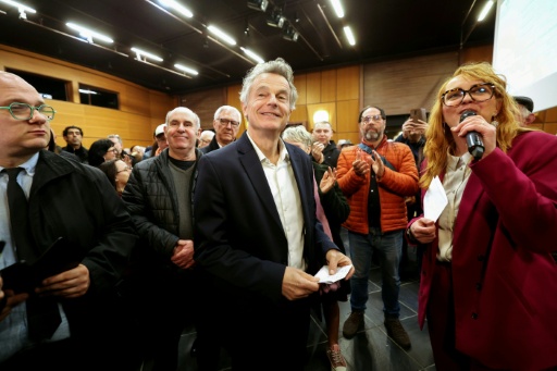 Fabien Roussel réagit aux résultats du premier tour de l'élection municipale de Saint-Amand-les-Eaux (Nord), le 15 mars 2026