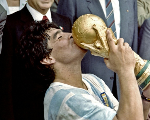 El balón de la Mano de Dios de Maradona se subastará en EEUU