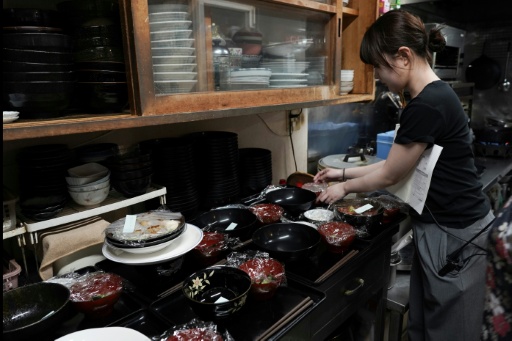 La preparación de un plato en un restaurante especializado en atún, en Yokoshibahikari, prefectura de Chiba, el 19 de mayo de 2026