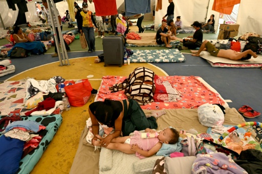 Unas víctimas del terremoto se refugian en tiendas de campaña en Pereira (Colombia) el 13 de agosto de 2026 — Luis Acosta / AFP