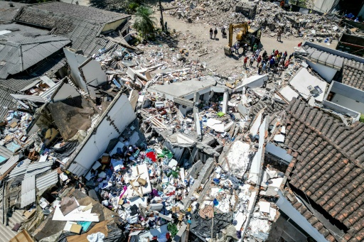 Los equipos de rescate buscan supervivientes entre los escombros de un edificio derrumbado por el terremoto de magnitud 7,4 en Pereira (Colombia), el 13 de agosto de 2026 — Luis Acosta / AFP