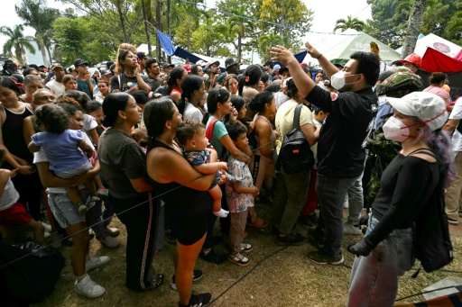 Las víctimas del terremoto hacen cola para recibir ayuda alimentaria en Pereira (Colombia) el 13 de agosto de 2026 — Luis Acosta / AFP