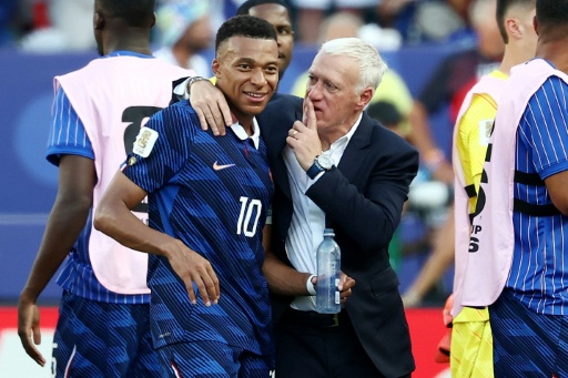 Deschamps hails France for staying cool in World Cup win over Paraguay
