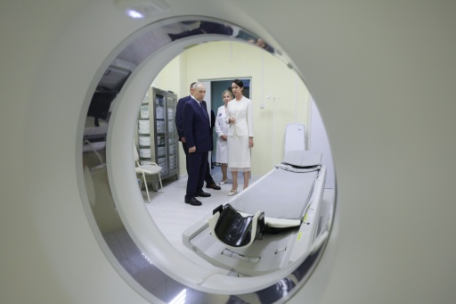 Photo de l'agence russe Sputnik montrant Vladimir Poutine goûtant du caviar au cours d'une visite sur les îles Kouriles, disputées avec le Japon, le 13 aout 2026 — Gavriil Grigorov / AFP