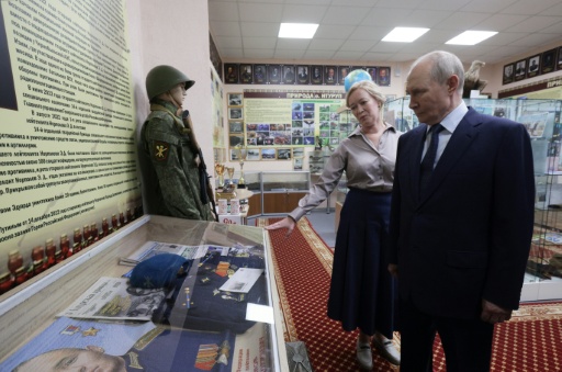 Le président russe Vladimir Poutine visite une école à Itouroup, dans les îles Kouriles, disputées avec le Japon, le 13 août 2026 — Gavriil Grigorov / AFP