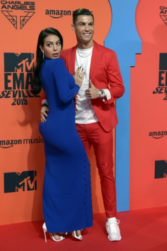 La star portugaise du football, Cristiano Ronaldo (d.), et sa compagne Georgina Rodriguez posent sur le tapis rouge à leur arrivée aux MTV Europe Music Awards, à Séville, en Espagne, le 3 novembre 2019 — CRISTINA QUICLER / AFP