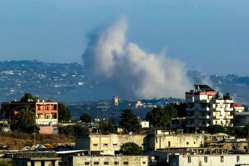 La fumée de frappes israéliennes sur le village de Deir Siryan, vue depuis Nabatiyé, dans le sud du Liban, le 14 juillet 2026