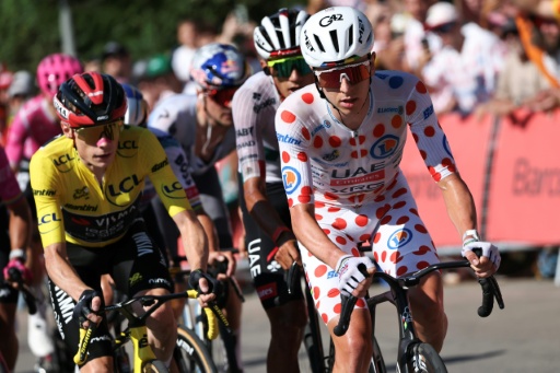 Tour de France leader Jonas Vingegaard (L) admitted he had been unable to match reigning champion Tadej Pogacar's (R) sprint finish